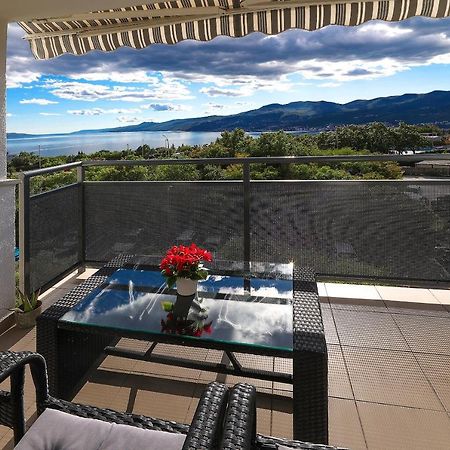 Apartment Leon - Sea View Rijeka Exteriör bild